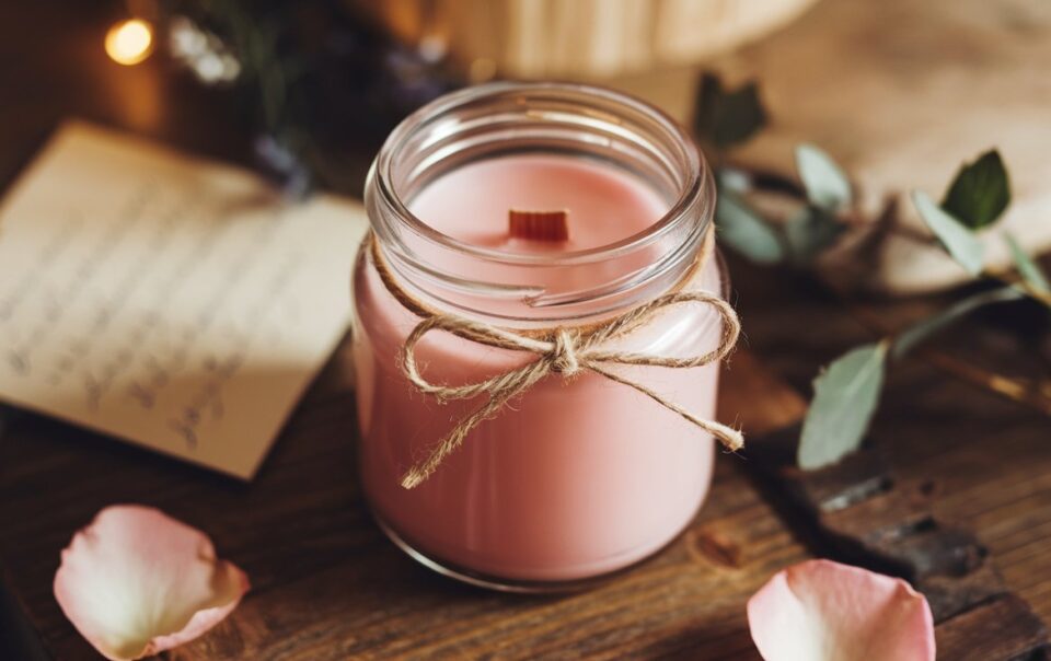 How to make a homemade candle for a DIY Valentine's Day gift