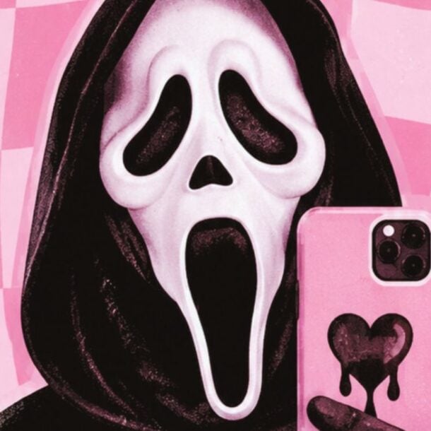 A person in a black hood wears a white “Scream” mask and holds a pink phone with a black heart on it, taking a selfie. The background is pink checkered with black hearts and sparkles.